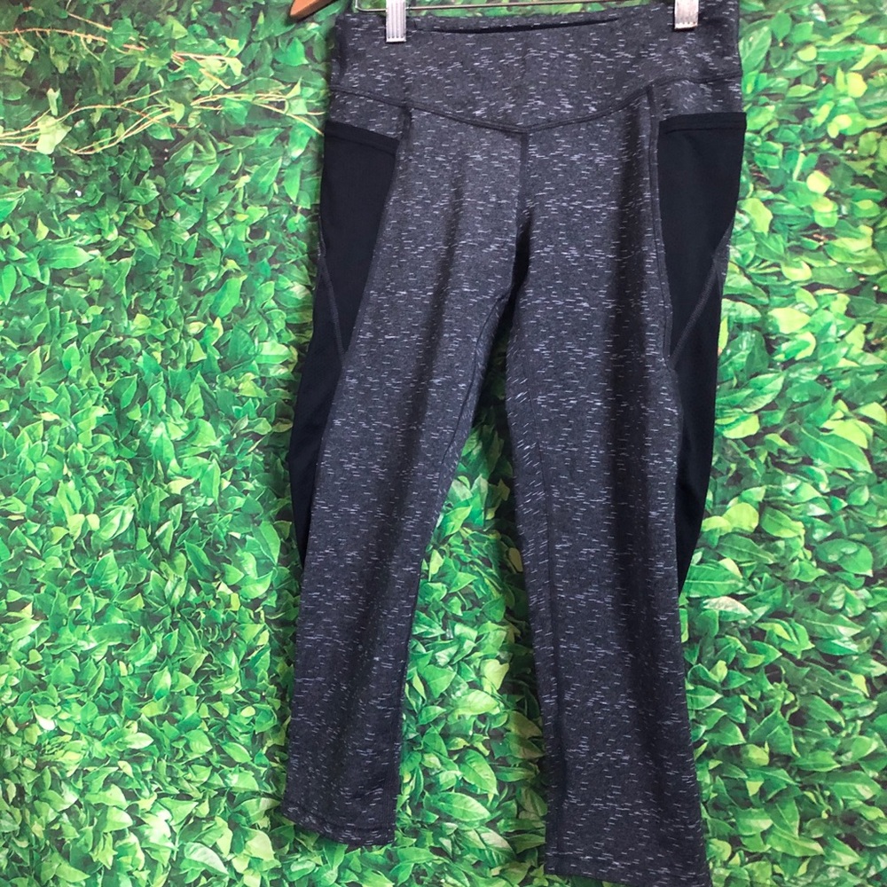 Lucy Tech Cropped Capri Leggings Grey XS